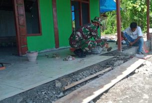 Tuntaskan Bedah Rumah Aladin, Satgas TMMD 110 Bojonegoro Pasang Keramik Teras