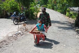 Pulang Dari Kegiatan Fisik, Satgas TMMD Bojonegoro Ajak Anak Naik Arko