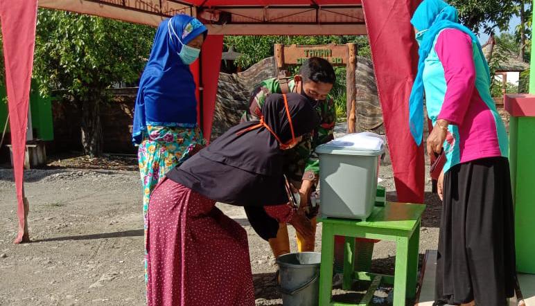 Satgas TMMD 110 Bojonegoro Dampingi Warga Cuci Tangan Terapkan Prokes