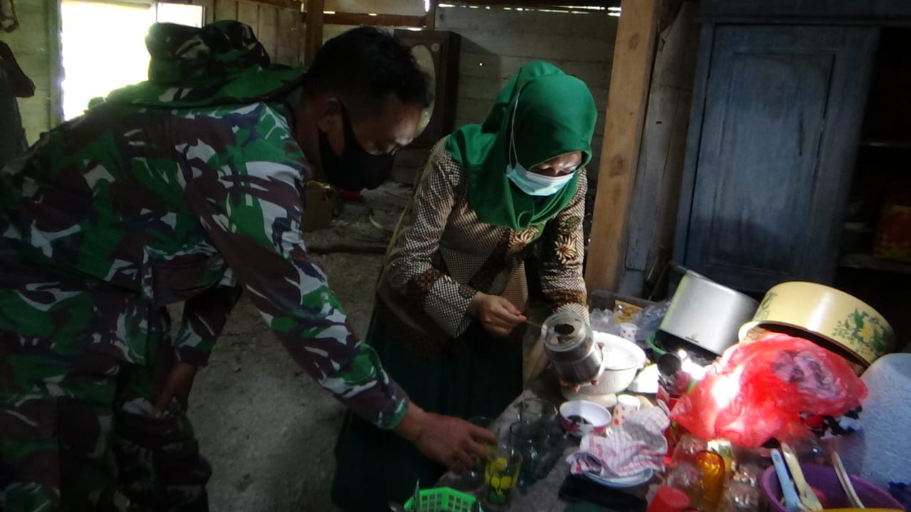Hajatan Warga, Satgas TMMD Bojonegoro Bantu Suguhkan Hidangan