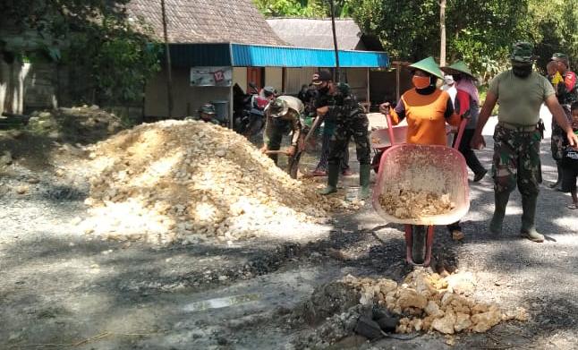 Warga Difabel Kramanan Bersama Satgas TMMD Bojonegoro Ratakan Pedel Bahu Jalan