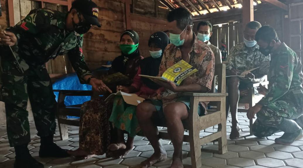 Ajarkan Membaca, Satgas TMMD Bojonegoro Ajak Warga Lansia Kenali Aksara