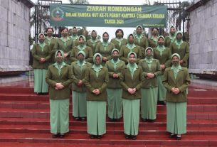 Ketua Persit Dim 0410 mengikuti Penghormatan kepada arwah para pahlawan