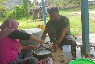 Bersama Warga, Satgas TMMD 110 Bojonegoro Siapkan Santan Untuk Bahan Gethuk
