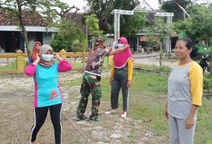 Jelang Latihan, Satgas TMMD 110 Bojonegoro Bagikan Masker