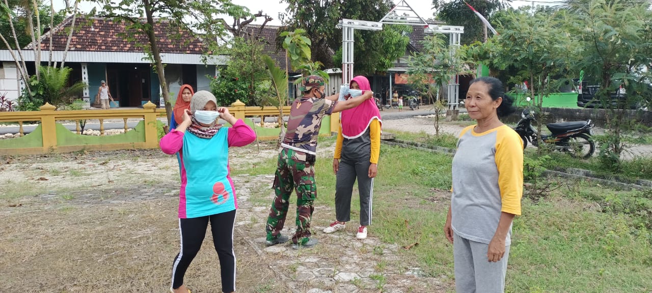 Jelang Latihan, Satgas TMMD 110 Bojonegoro Bagikan Masker