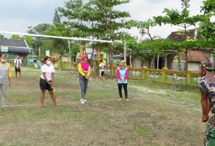 Satgas TMMD 110 Bojonegoro Latih Ibu-Ibu Volli