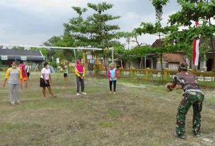 Semangat Ibu-Ibu Jatimulyo Ikuti Latihan Volli Bareng Satgas TMMD 110 Bojonegoro