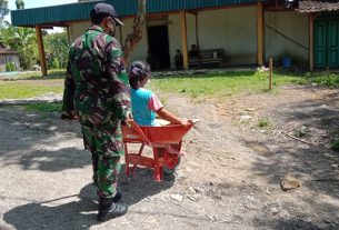 Gunakan Gerobak Material, Satgas TMMD 110 Bojonegoro Bermain Dengan Anak-Anak Gunakan Gerobak Material, Satgas TMMD 110 Bojonegoro Bermain Dengan Anak-Anak