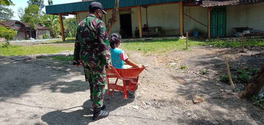 Gunakan Gerobak Material, Satgas TMMD 110 Bojonegoro Bermain Dengan Anak-Anak Gunakan Gerobak Material, Satgas TMMD 110 Bojonegoro Bermain Dengan Anak-Anak