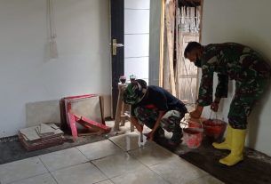 Pengerjaan Keramik Rumah Sasaran TMMD 110 Bojonegoro Hampir Selesai