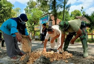 Bala Bantuan Dari Emak-Emak, Ringankan Satgas TMMD 110 Bojonegoro