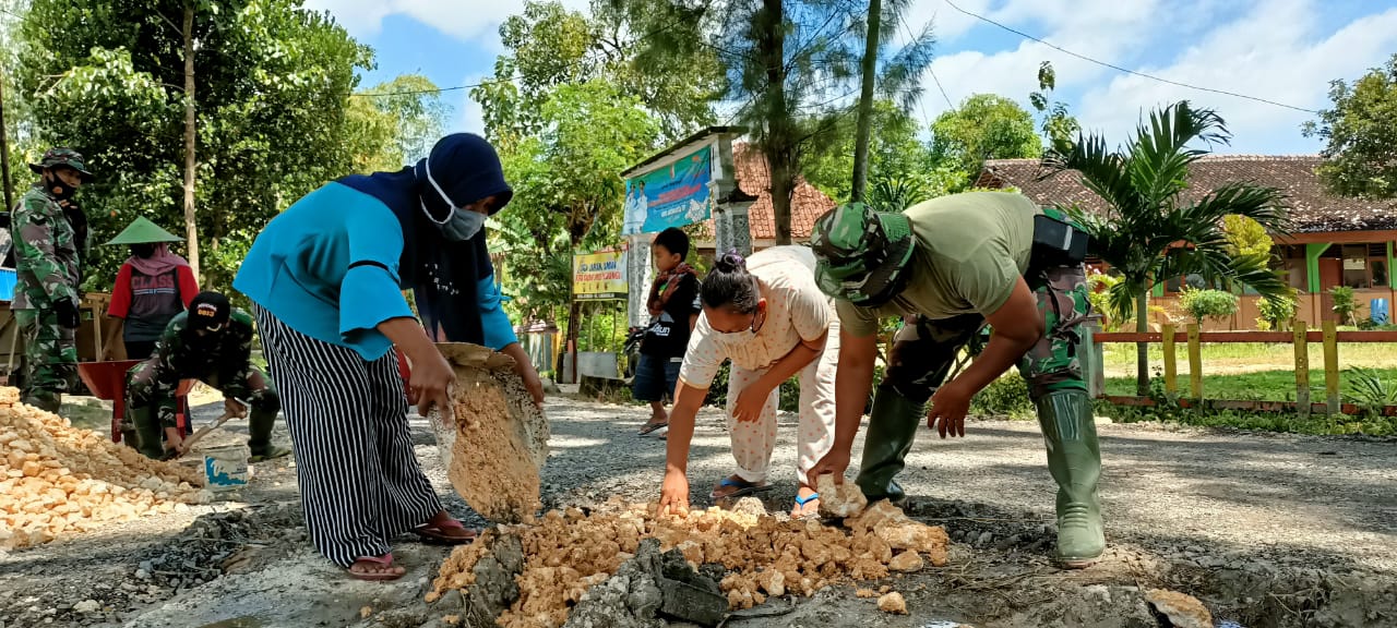 Bala Bantuan Dari Emak-Emak, Ringankan Satgas TMMD 110 Bojonegoro