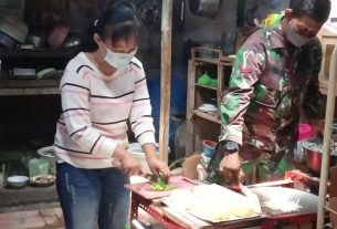 Bantu Goreng Bakwan Sebagai Camilan Satgas TMMD 110 Bojonegoro