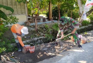 Perbaiki Saluran Air, Satgas TMMD 110 Bojonegoro Bantu Warga Siapkan Cor