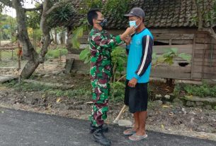 Terus Kampanye Prokes, Satgas TMMD 110 Bojonegoro Berbagi Masker Dijalanan