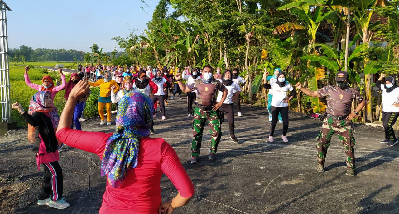 Jaga Kesehatan, Satgas TMMD 110 Bojonegoro Senam Bareng Warga