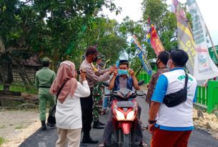 Bareng Babinkamtibmas, Satgas TMMD 110 Kodim Bojonegoro Berbagi Masker