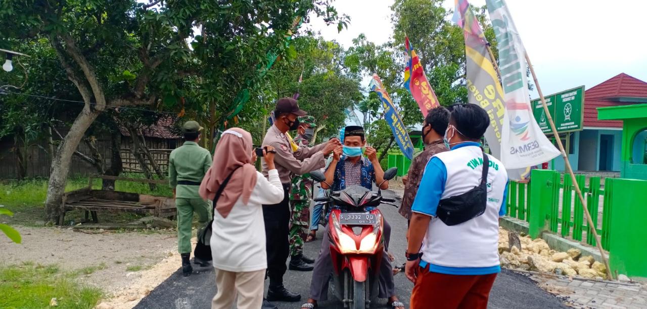 Bareng Babinkamtibmas, Satgas TMMD 110 Kodim Bojonegoro Berbagi Masker