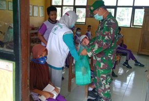 Bertemu Siswa, Satgas TMMD Bojonegoro Bagikan Snack Di Sekolah