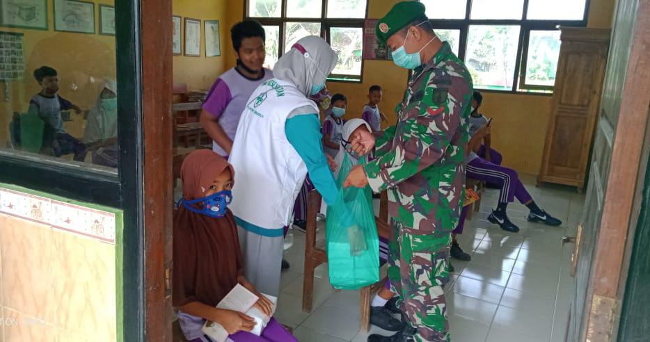 Bertemu Siswa, Satgas TMMD Bojonegoro Bagikan Snack Di Sekolah