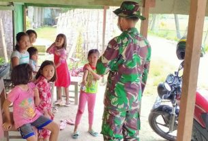 Sambil Bantu Kerjakan PR, Satgas TMMD Bojonegoro Berikan Wasbang