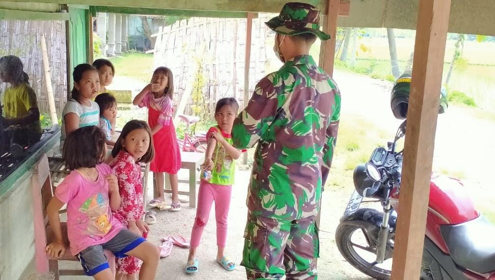 Sambil Bantu Kerjakan PR, Satgas TMMD Bojonegoro Berikan Wasbang