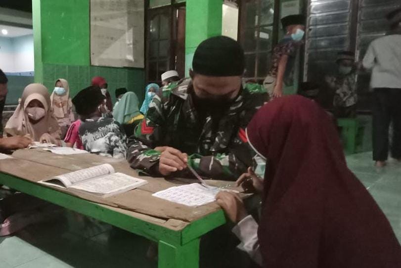 Ajari Mengaji anak Jatimulyo, Satgas TMMD 110 Bojonegoro Bangun Akhlaq