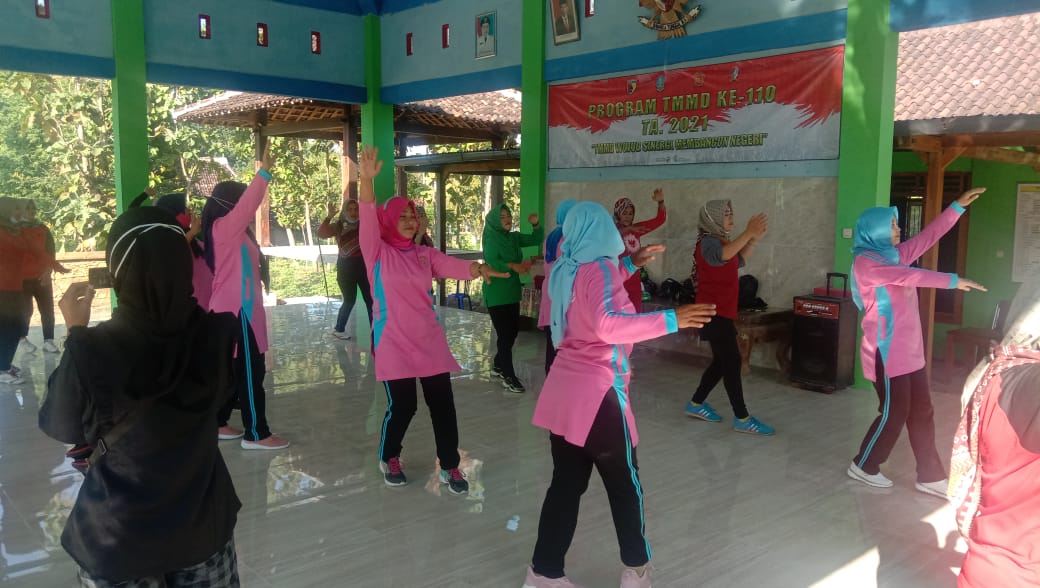 TMMD Bojonegoro, Warga Desa Jatimulyo Gelar Senam Erobik Di Balai Desa