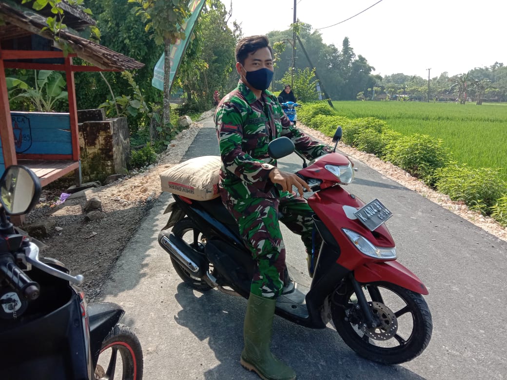 Bantu Angkat Semen, Satgas TMMD Bojonegoro Perkuat Kebersamaan