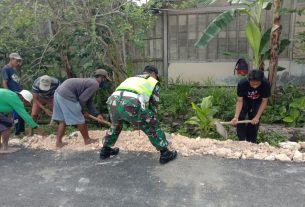 Provost Kodim Bojonegoro Turut Bantu Ratakan Batu Jalan Aspal TMMD