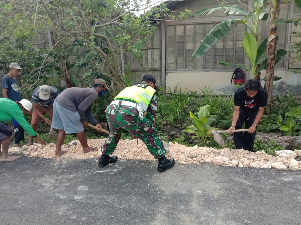 Provost Kodim Bojonegoro Turut Bantu Ratakan Batu Jalan Aspal TMMD