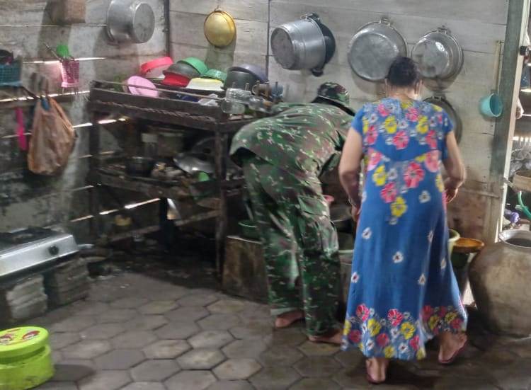 Satgas TMMD Bojonegoro Bantu Warga Buat Tempe Gembos