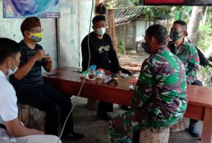 Lakukan Komsos, Satgas TMMD 110 Bojonegoro Usir Lelah