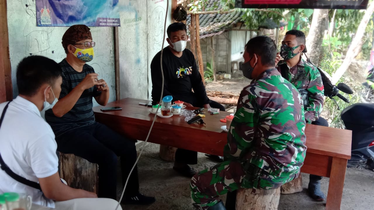 Lakukan Komsos, Satgas TMMD 110 Bojonegoro Usir Lelah