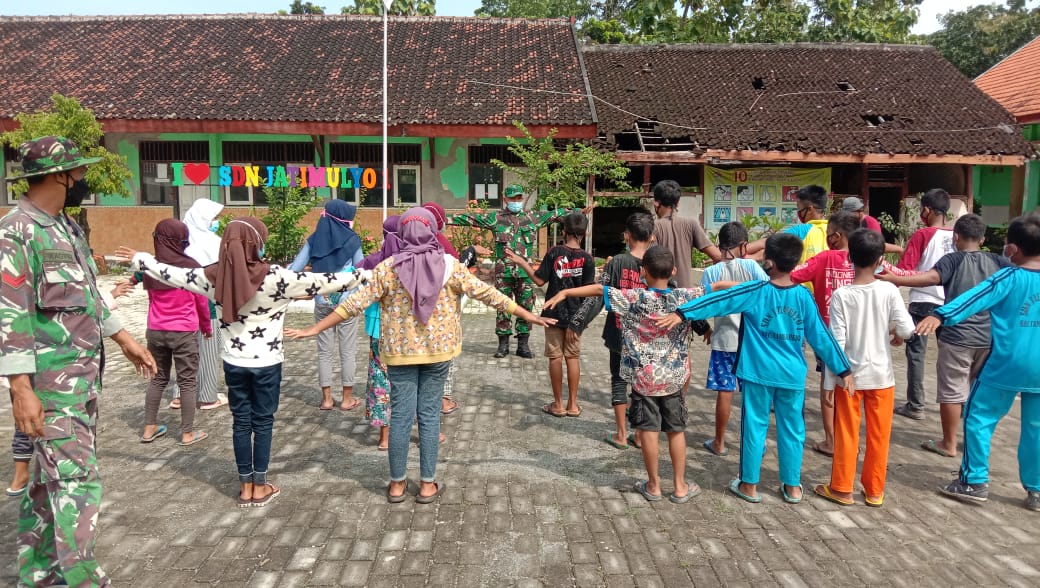 Latih Disiplin, Satgas TMMD 110 Bojonegoro Berikan Pelatihan PBB Siswa SD Jatimulyo