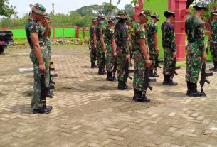Satgas TMMD 110 Kodim Bojonegoro Berlatih PBB Bersenjata