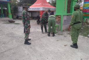 Cegah Penyebaran Covid-19, Anggota TMMD Bojonegoro Melakukan Pendisiplinan Cuci Tangan Kepada Linmas