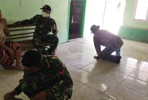 Pengenatan Keramik, Anggota Satgas TMMD Bojonegoro Berbincang Dengan Penerima Aladin