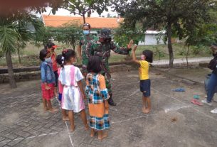 Terapkan Kekompakan, Satgas TMMD Bojonegoro Bermain Dengan Anak Desa Jatimulyo
