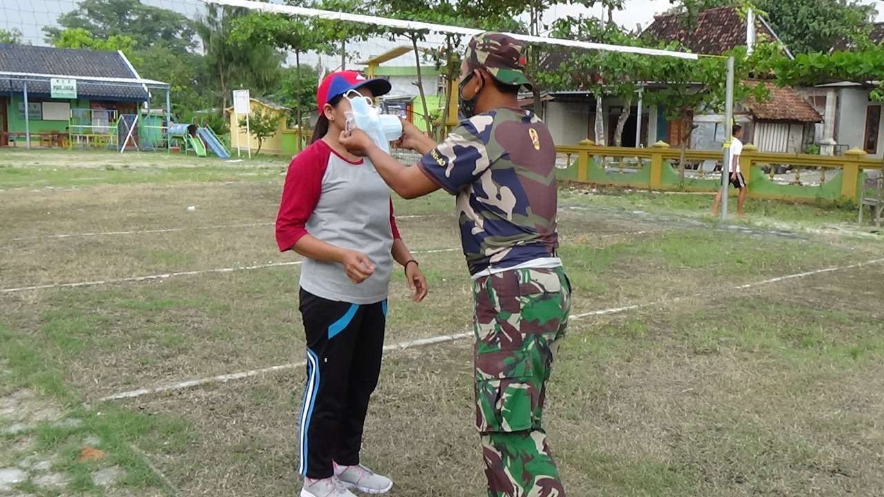 Tak Patuhi Prokes, Satgas TMMD Bojonegoro Berikan Ibu-Ibu Kalongan Masker Gratis