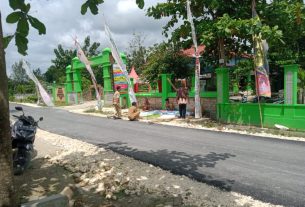 Kampanyekan Prokes, Satgas TMMD Bojonegoro Bantu Perangkat Desa Pasang Banner Imbauan Cegah Covid-19