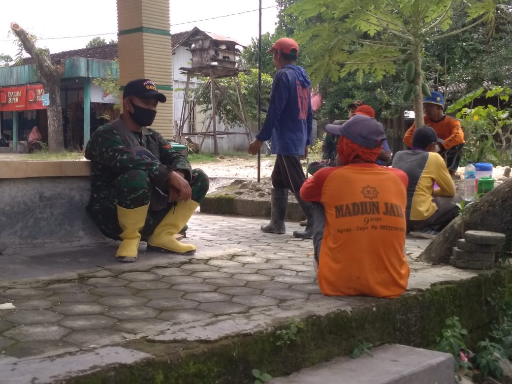 Berbincang Dengan Warga Nglambangan, Ini Yang Disampaikan Satgas TMMD Bojonegoro