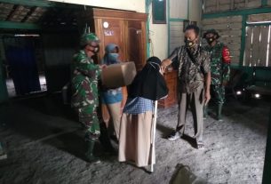 Pemberian Bansos Satgas TMMD Bojonegoro Disambut Hangat Oleh Sri Damayanti