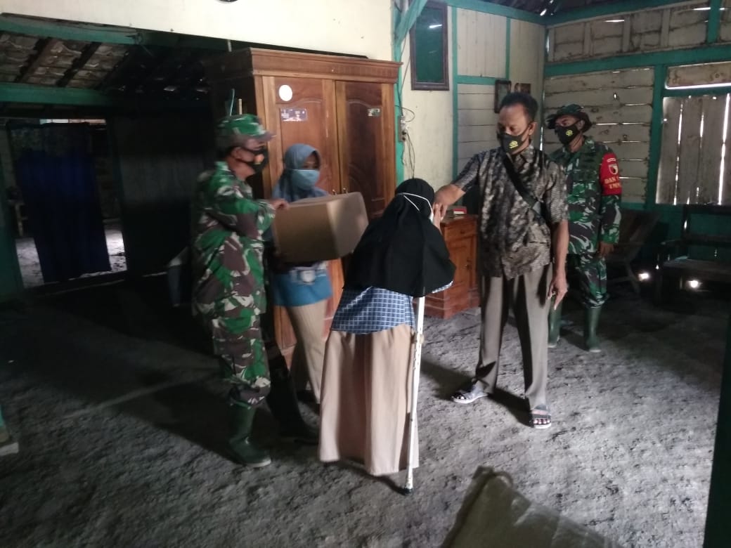 Pemberian Bansos Satgas TMMD Bojonegoro Disambut Hangat Oleh Sri Damayanti