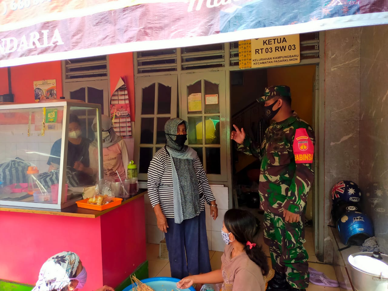 Peran Aktif Serda Sugeng Dalam Kegiatan Pengecekan dan Himbauan Prokes di Wilayah Kampung Baru