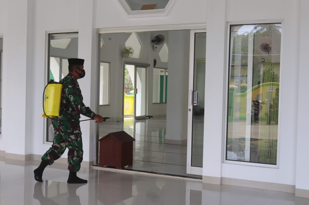 Kodim 0410/KBL terapkan protokol kesehatan kepada jamaah Masjid