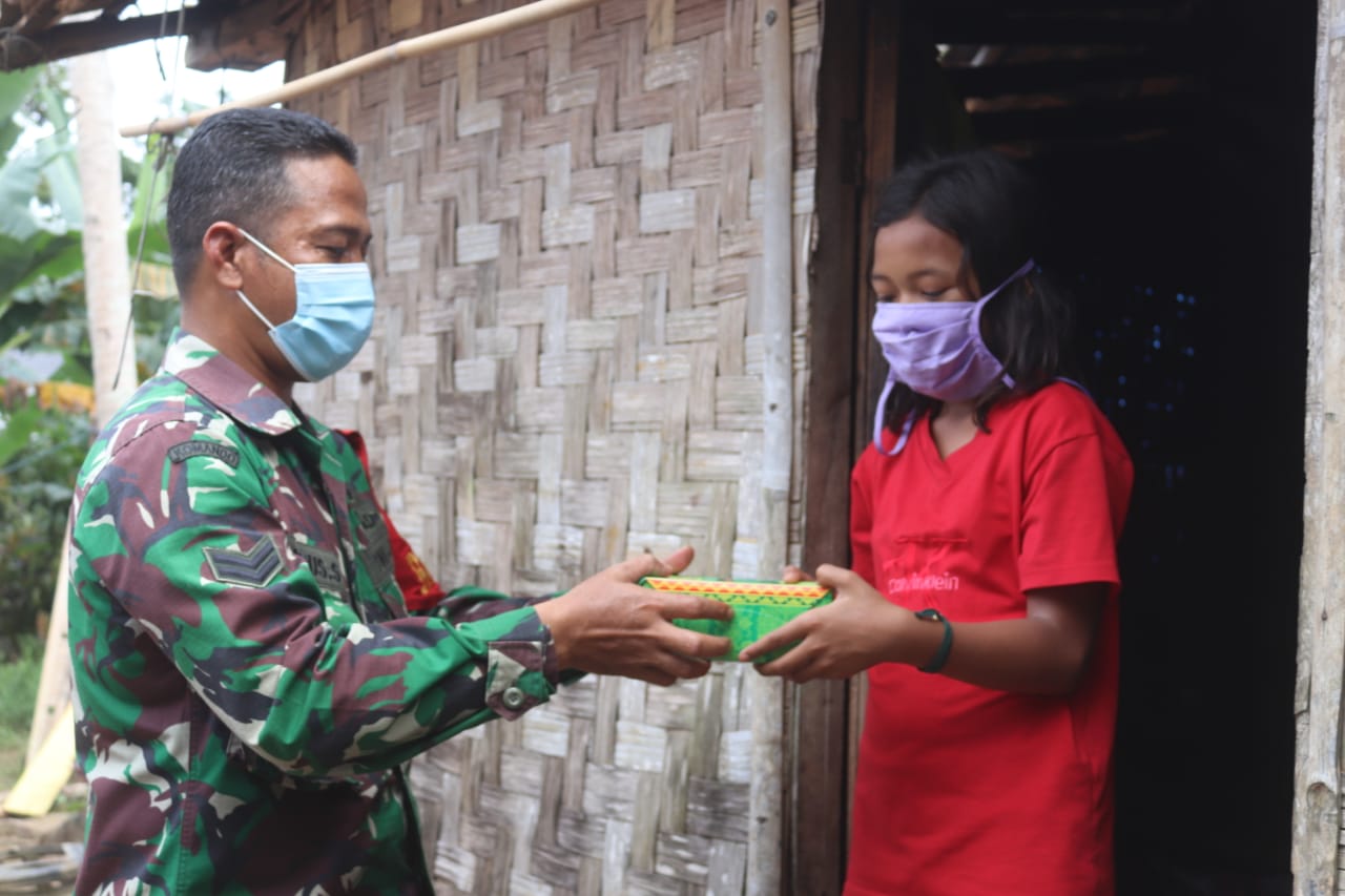 Kodim 0410/KBL melaksanakan kegiatan Bakti Sosial dalam bentuk berbagi Nasi Kotak