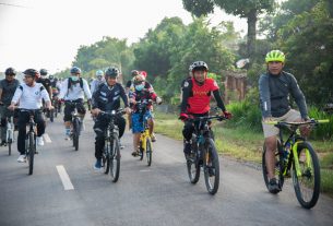 Umar Ahmad gowes bersama rombongan Gowes Ki Hadjar