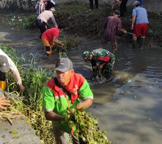 Serka Agus Raharjo bersama dengan Bhabinkamtibmas, mengikuti kegiatan Grebek Sungai